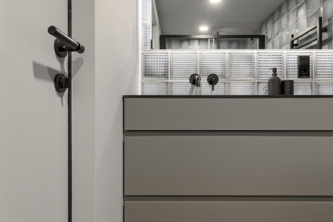 Ivis House Modern Apartment In Vilnius Old Town With Balcony VNO Buitenkant foto
